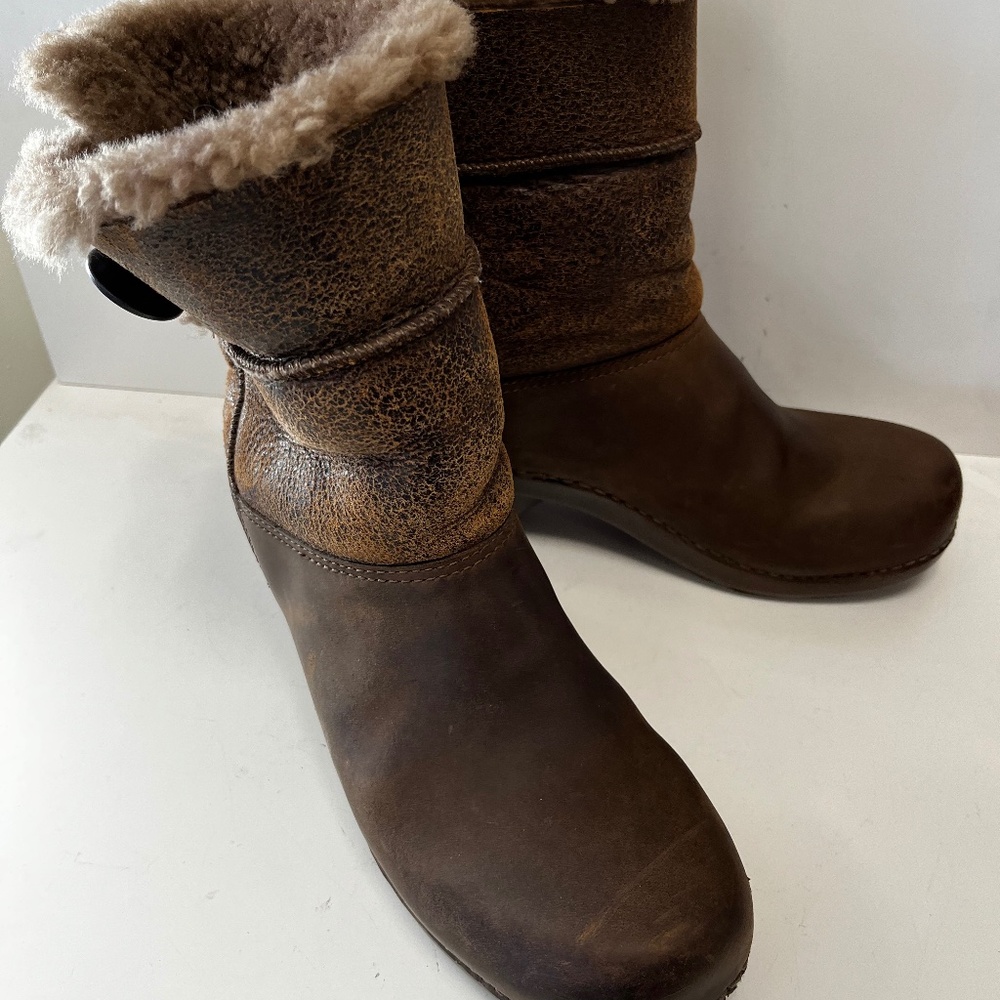 Dansko Boots tan with fur lining